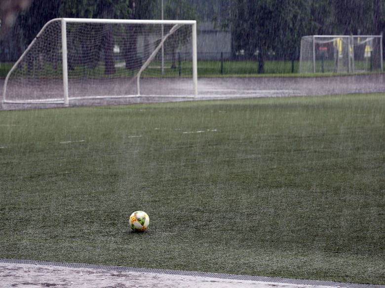 Футболист умер прямо во время матча из-за удара молнии