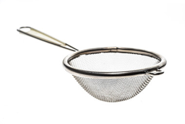 В знак протеста: учительница пришла на урок с дуршлагом на голове