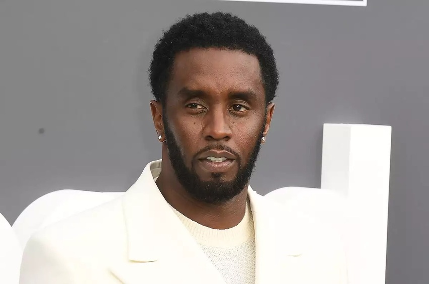 Ест с голой женщины: в сеть просочились новые фото с вечеринки Р. Diddy