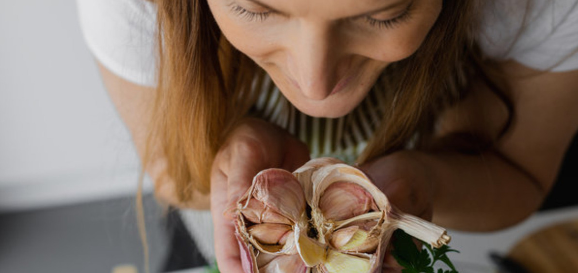 Помогает ли маска из чеснока от акне — дерматолог раскрыла правду