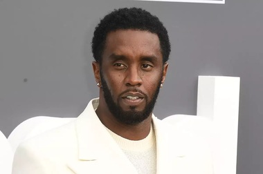 Ест с голой женщины: в сеть просочились новые фото с вечеринки Р. Diddy
