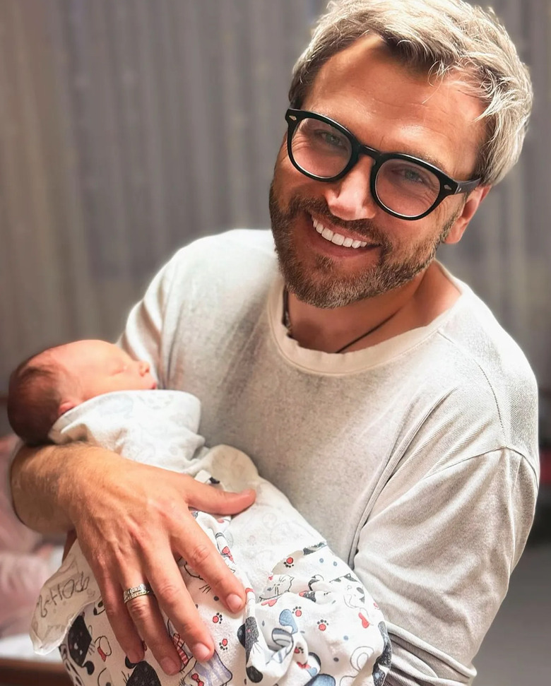 «В нашей команде прибыло»: Валерия и другие звезды поздравили Такменева