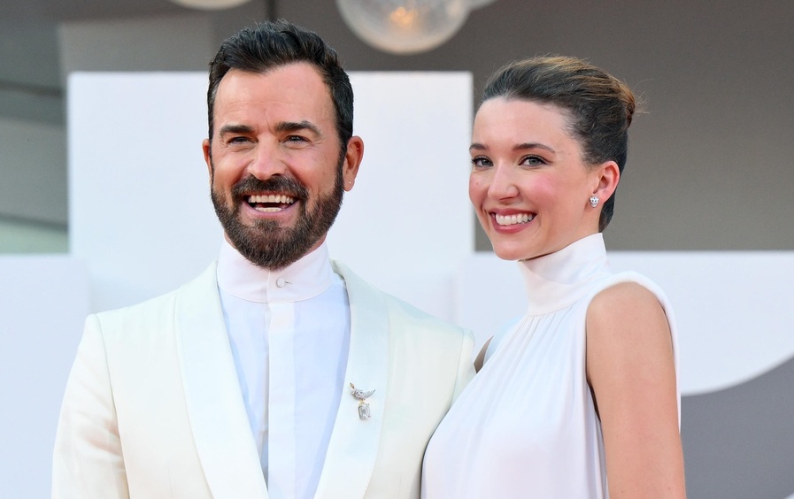 Бывший муж Энистон спровоцировал слухи о помолвке с молодой возлюбленной