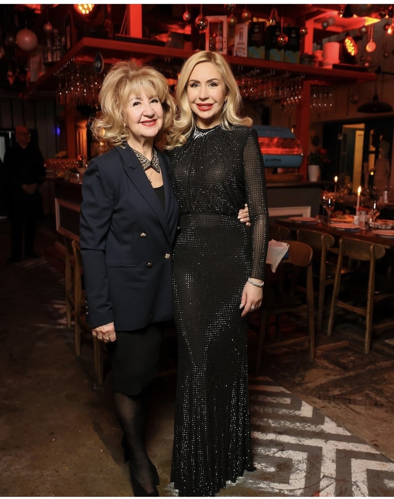 Анастасия Гребенкина поздравила свою маму с 75-летием