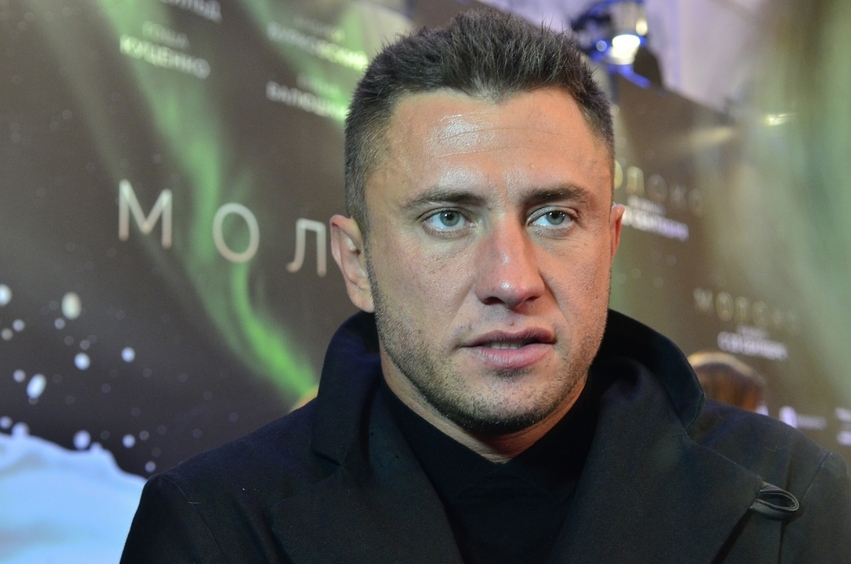 Павел Прилучный забрал сына из московской школы