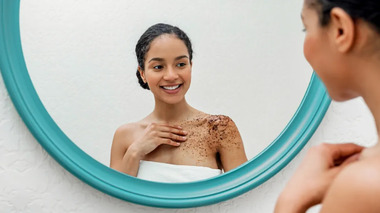 Скраб: как правильно отшелушивать кожу тела и зачем это делать осенью