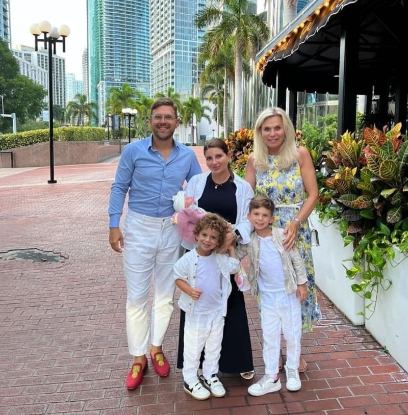 Марина Юдашкина (справа) с дочкой, зятем и внуками