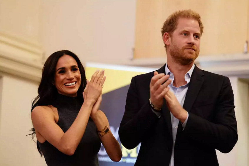 Меган Маркл в роскошном наряде прибыла в Колумбию с принцем Гарри