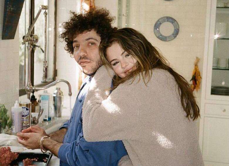 Селена Гомес спровоцировала слухи о помолвке с Бенни Бланко