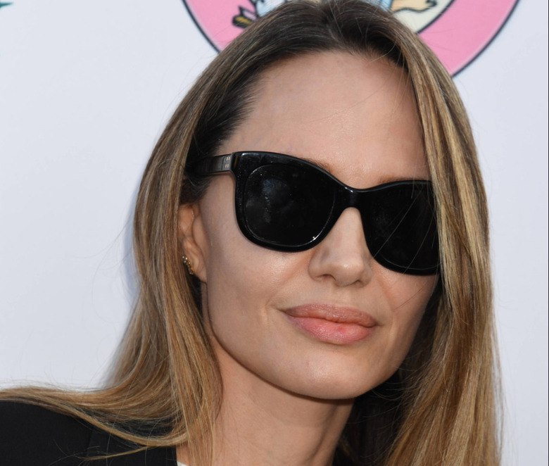 «Впечатлена, каким мужчиной он стал»: в СМИ обсуждают тайную любовь Джоли