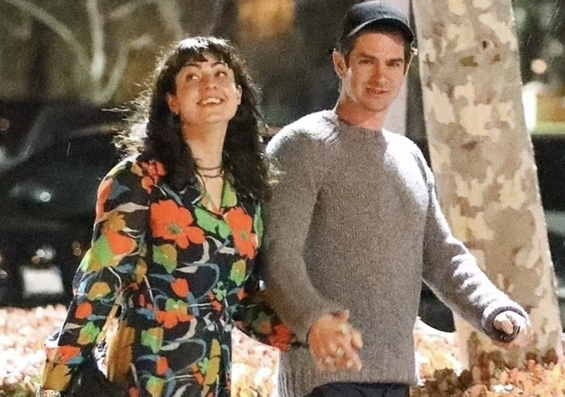 Полиаморная подруга Эндрю Гарфилда дала отпор хейтерам после обвинений в колдовстве