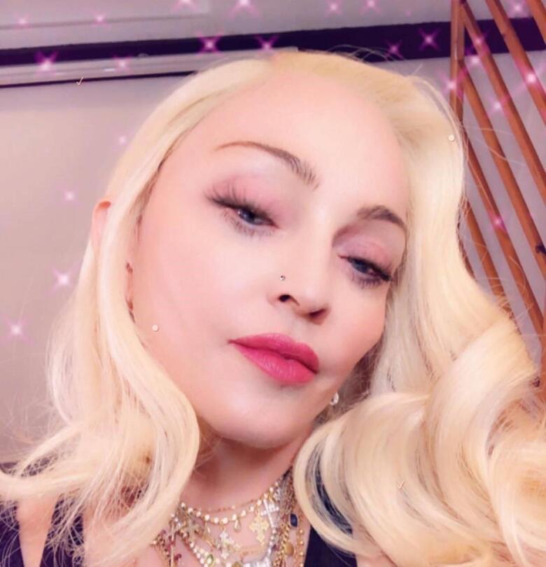 65-летняя Мадонна опубликовала провокационную фотосессию с молодым темнокожим бойфрендом