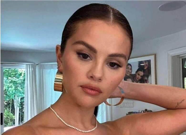 Селена Гомес показала фигуру в купальнике, загорая рядом с новым бойфрендом