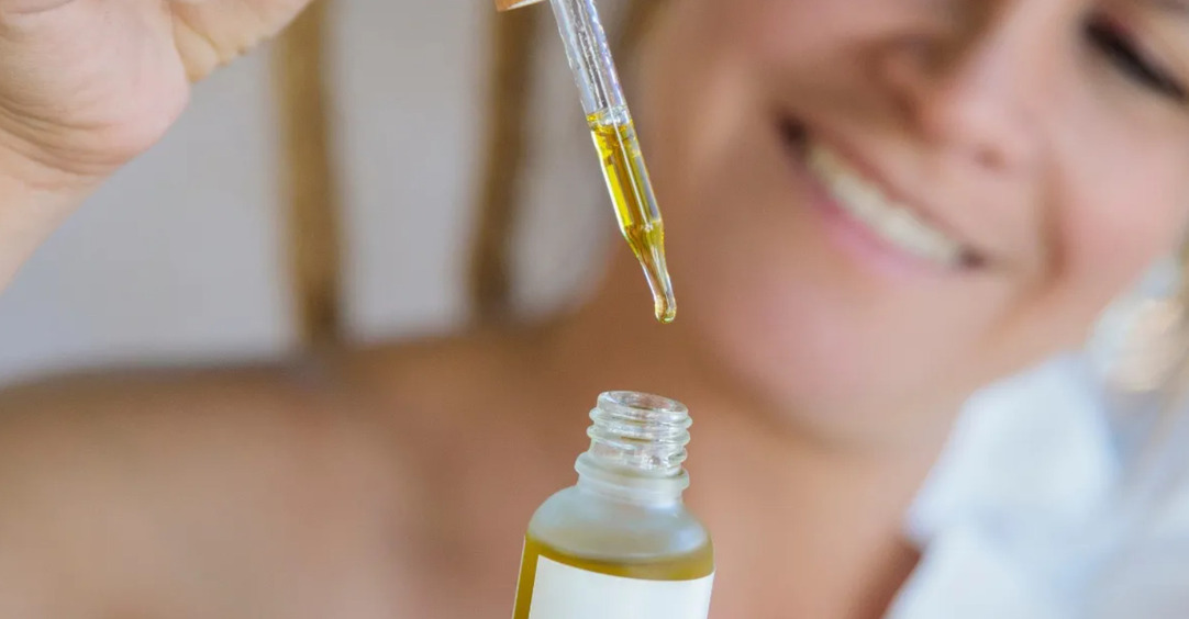 Тренд: масляная шлифовка лица, полезна ли она на самом деле