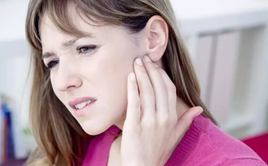 Прыщи за ушами: почему они появляются и как их убирать, советует дерматолог