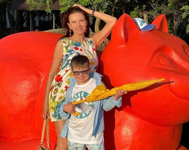 «В первую ночь после родов мы поплакали, попричитали»: Бледанс — о рождении сына