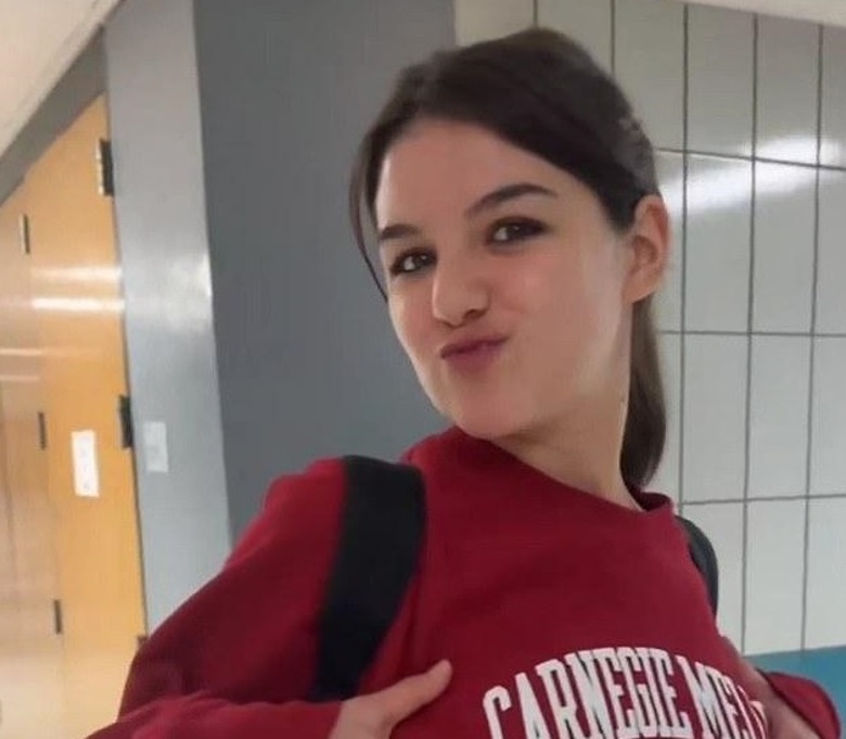 Сури Круз отметила выпускной в интересной компании