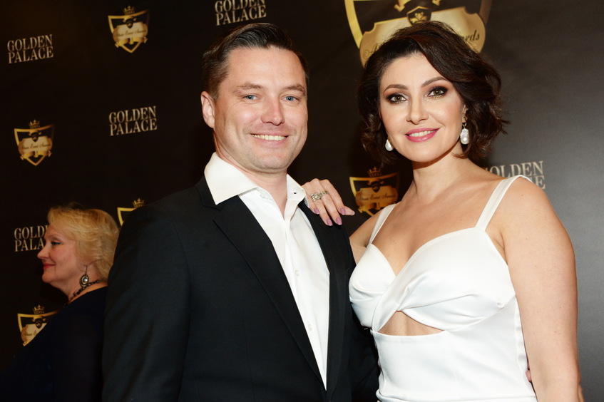 Муж Анастасии Макеевой похвастался тату с огромным фамильным гербом