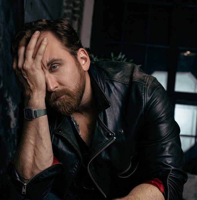 «Топор влетел мне в руку и поранил»: Данила Якушев пострадал на съемках