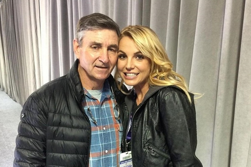 Отца Бритни Спирс засняли на инвалидной коляске впервые после суда с певицей