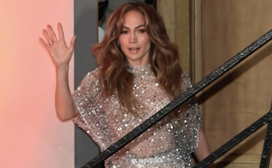 Джей Ло «требует, чтобы персонал не смотрел ей в глаза»: в сети обсуждают странное поведение звезды