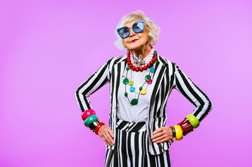 Мода и тренды: подходят ли декольте и голый живот для возраста 45+ и почему балахон тоже плохо