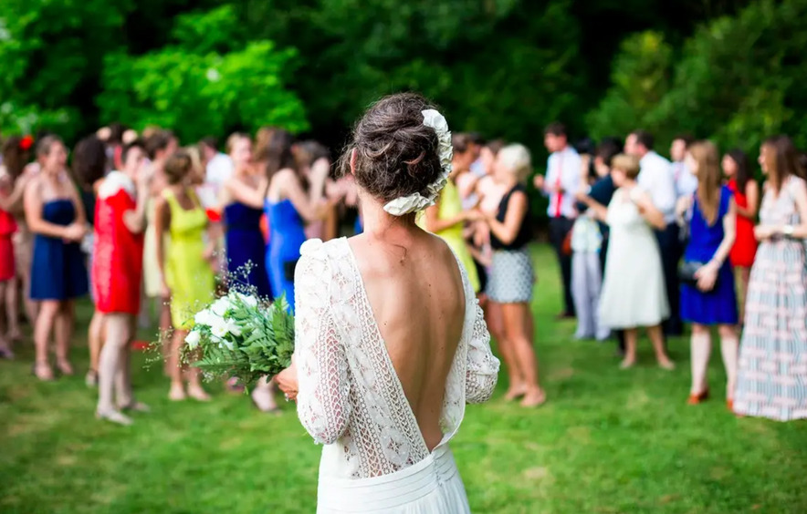 «Только не белое»: как одеться на свадьбу, если вы гость
