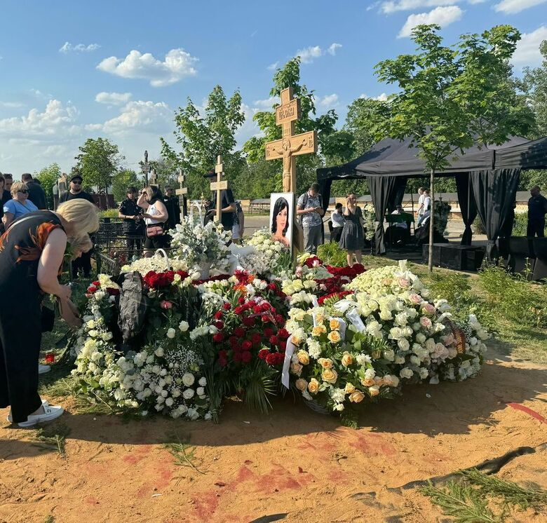 Анастасию Заворотнюк похоронили рядом с Вадимом Абдрашитовым