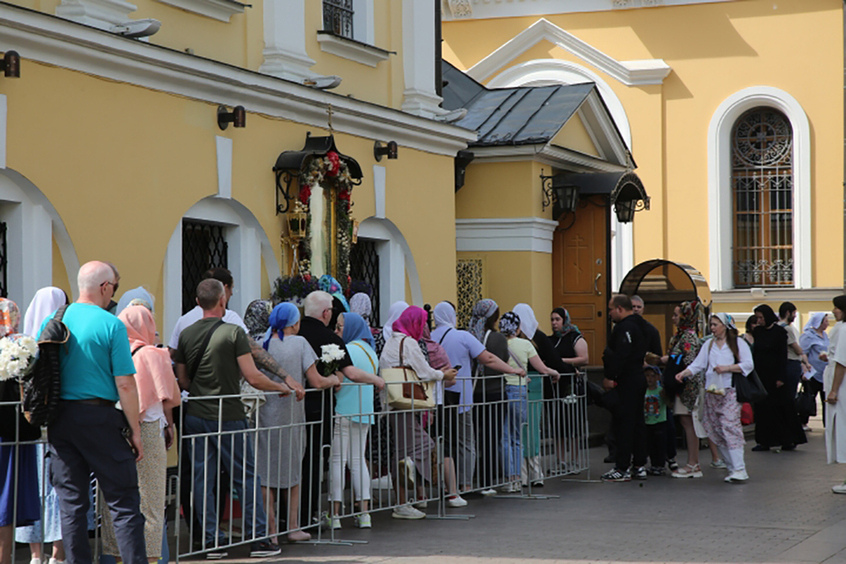 «Снимать запрещено»: как идет прощание с Анастасией Заворотнюк