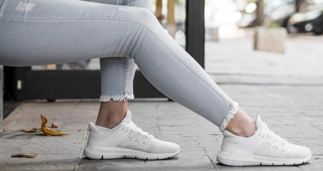 Как очистить белую подошву кроссовок: делимся работающими лайфхаками