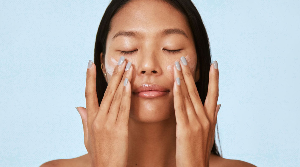 Что такое японское индиго и стоит ли его добавлять в свой уход за кожей