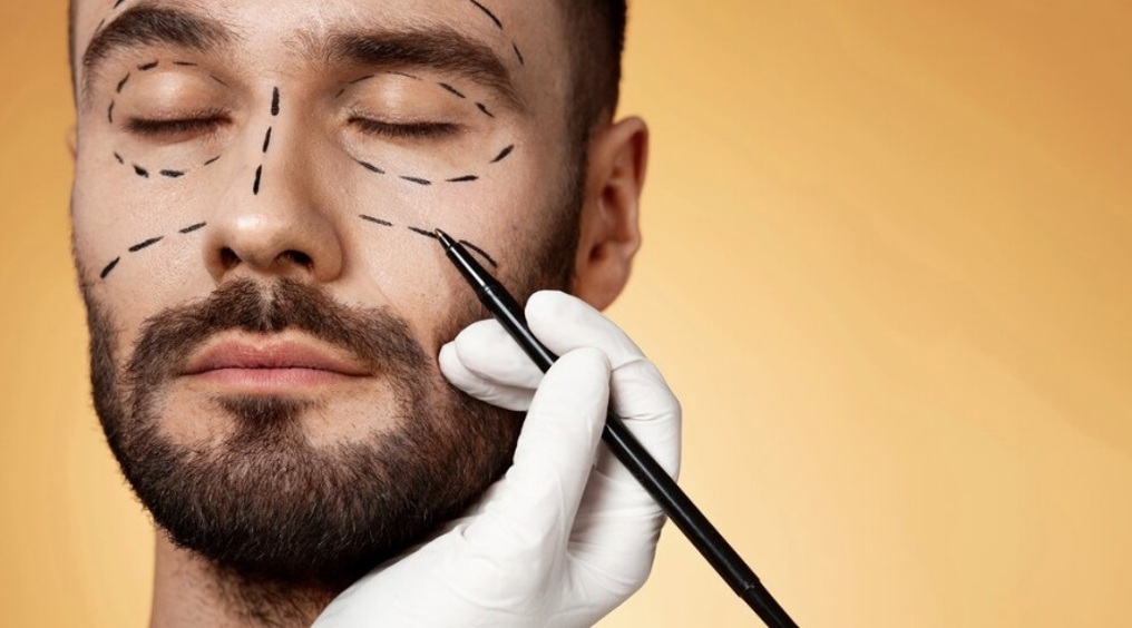 Пресс и кубики: какие пластические операции выбирают современные мужчины