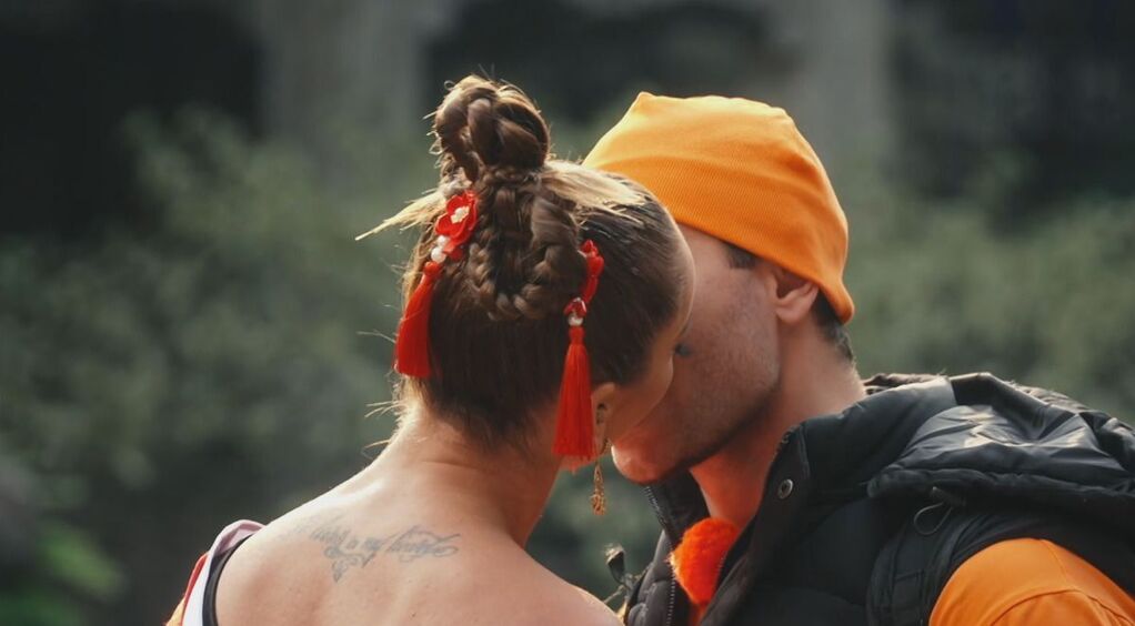 Бузову и Даву застали за поцелуем