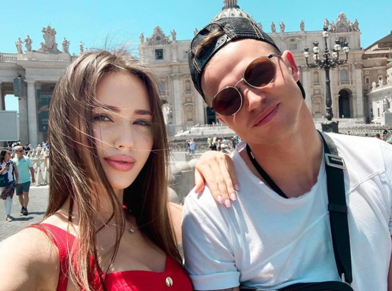 Тарасов увозит жену с детьми из дома, который строил для Бузовой