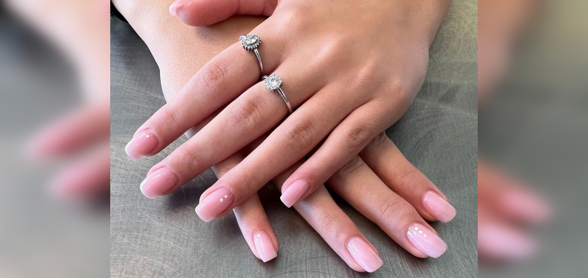 Кораллы и фантазийный френч: трендовый маникюр для начала лета 2024