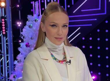 Альбина Джанабаева показала фигуру в купальнике во время отдыха
