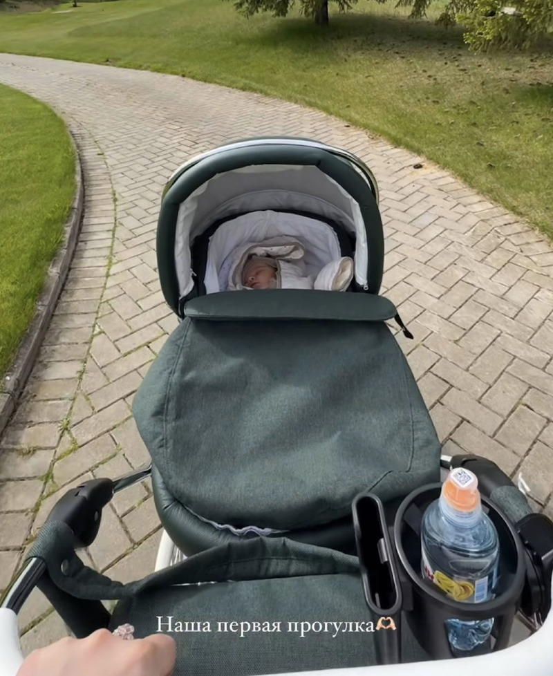 Юлия Годунова на прогулке с дочерью Оливией