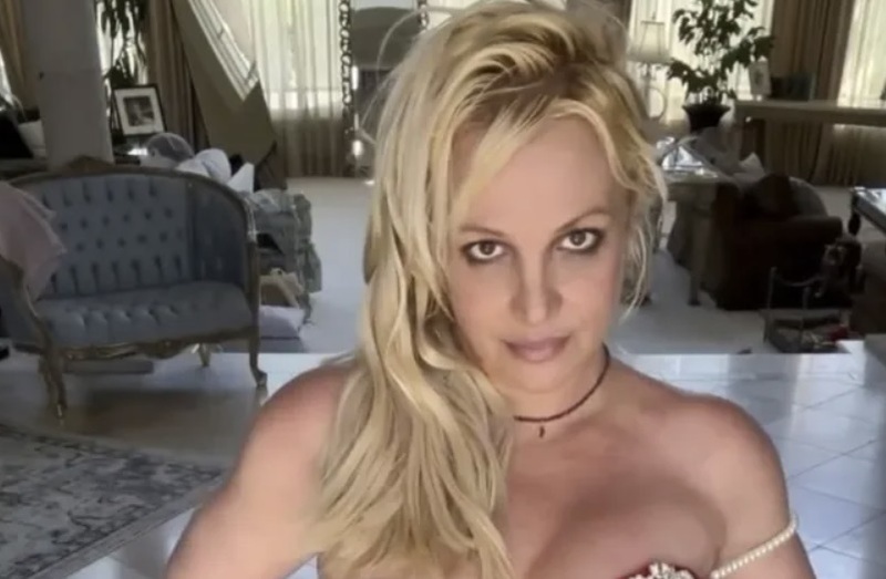 певица уже три года пугает поклонников странными видео в соцсетях