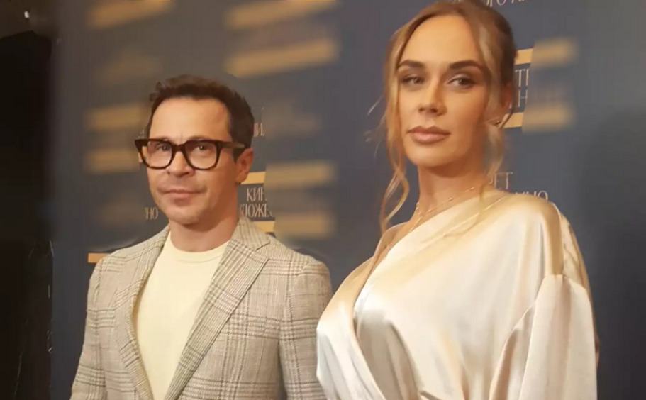 Павел Деревянко с девушкой