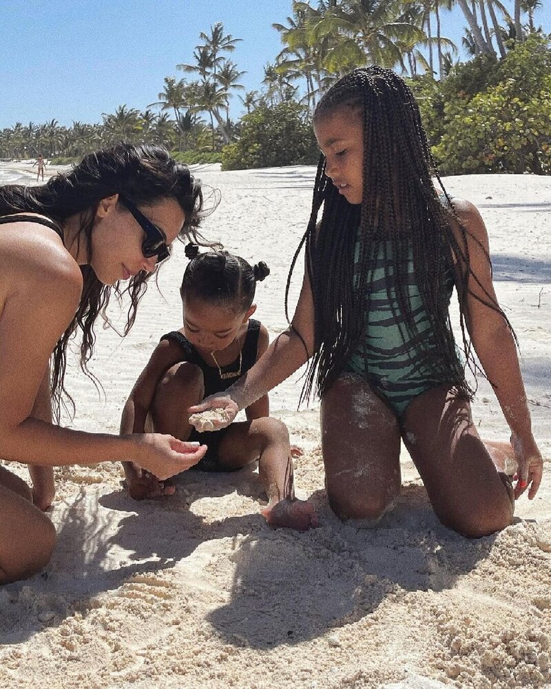 Ким Кардашьян с детьми