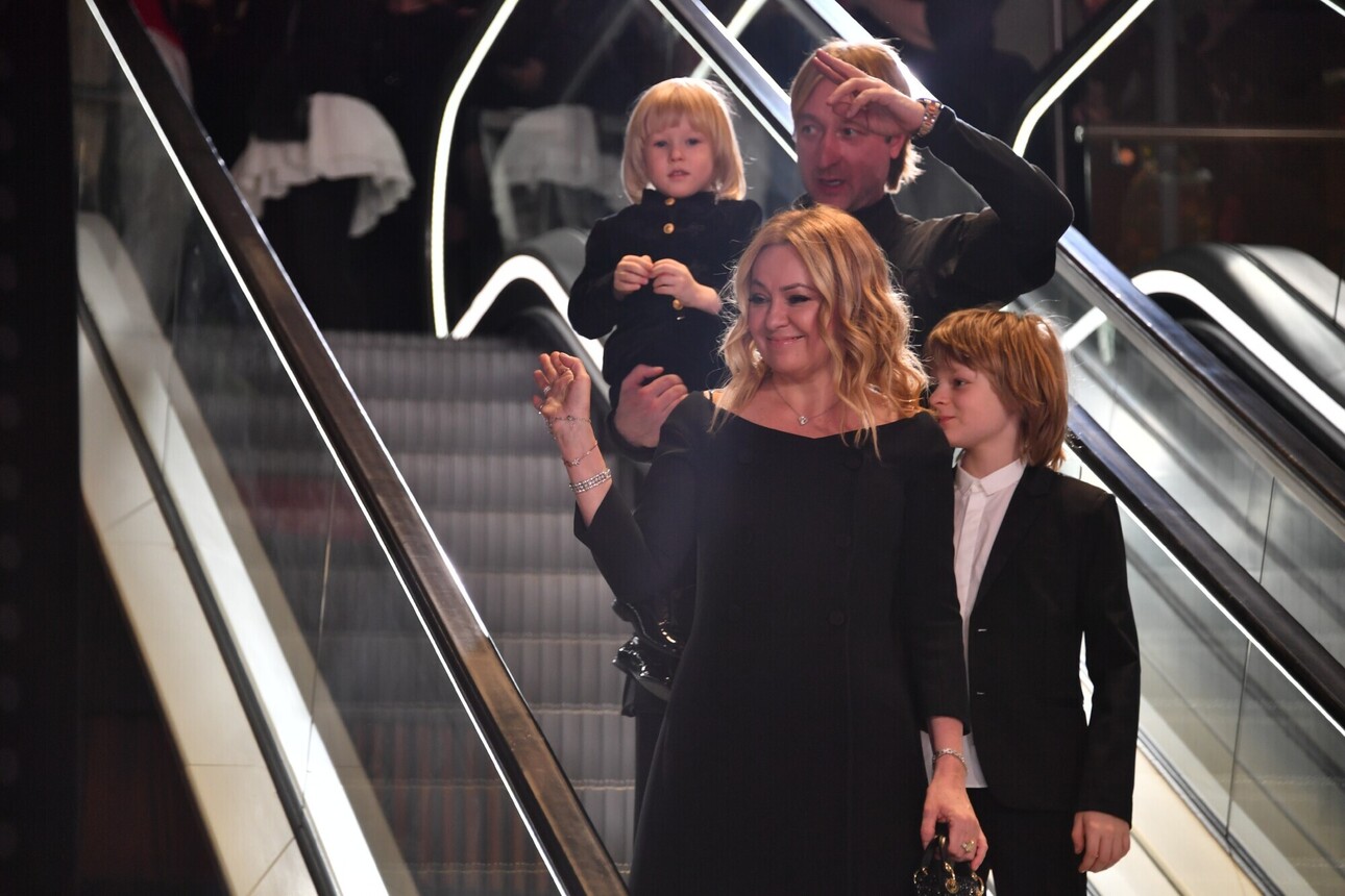 Яна Рудковская с семьей