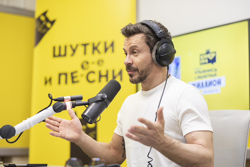 «У меня одна девушка, с полигамией покончено»: Павел Деревянко рассказал о новой возлюбленной