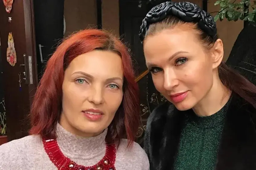 Эвелина Бледанс с сестрой