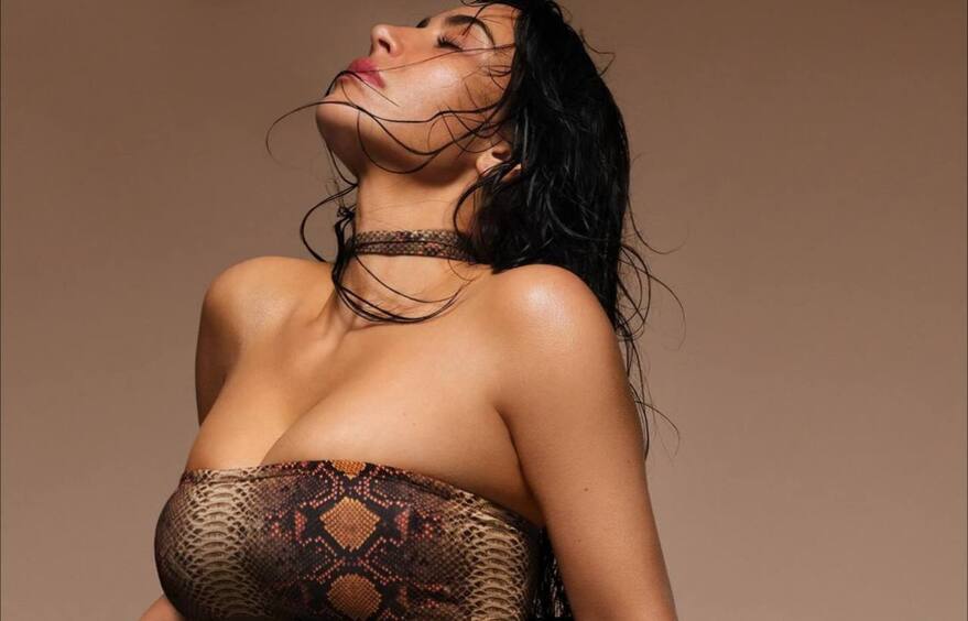 Ким Кардашьян показала сочную фигуру в мини-бикини из змеиной кожи