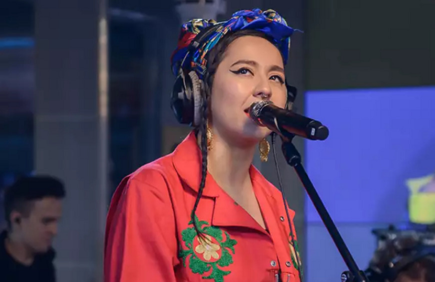 Манижа в слезах рассказала о «страшных последствиях для таджиков» после теракта