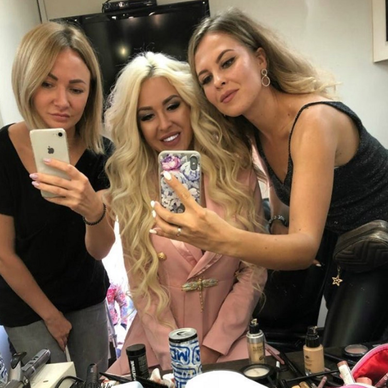 Анастасия Кочервей (в середине)