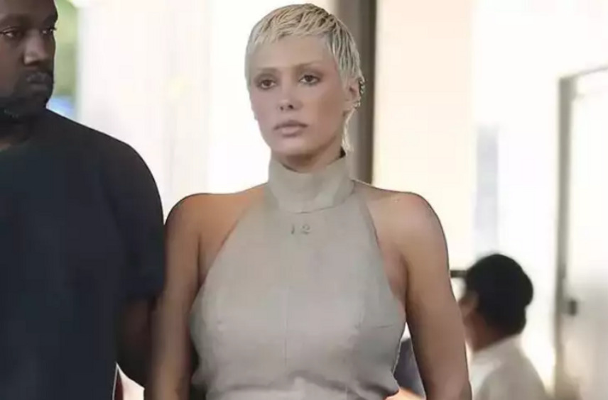 Мама Бьянки Цензори прилетела к ней, чтобы проверить, все ли в порядке