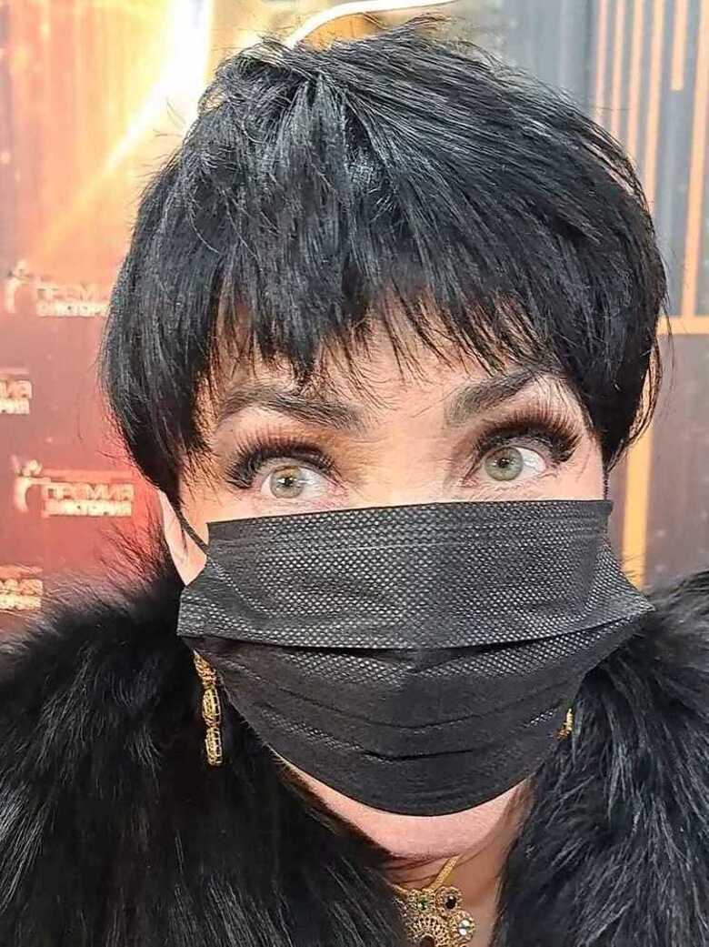 «Пришлось скрывать лицо за маской»: Лолиту преследуют неприятности