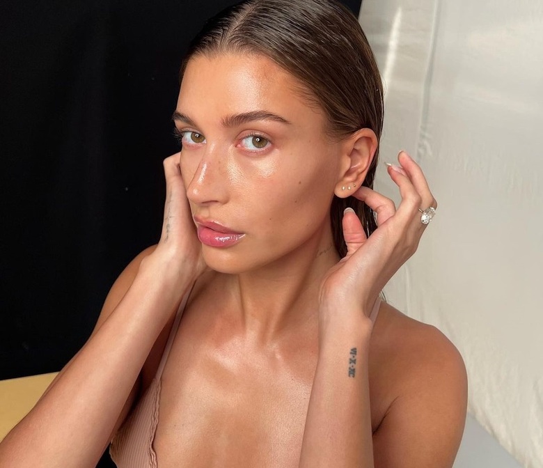 Эффект глазированной кожи ввела в моду Хейли Бибер