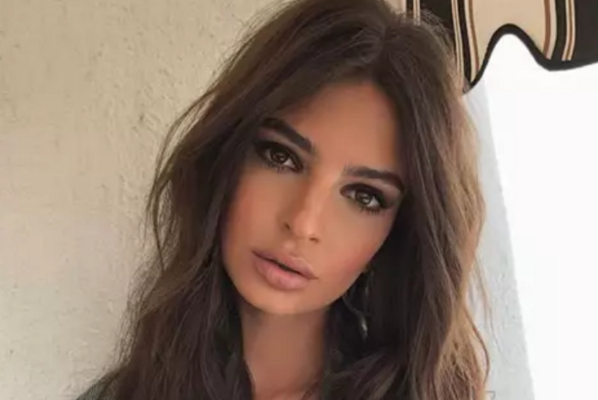 Эмили Ратаковски показала, что сделала с помолвочным кольцом